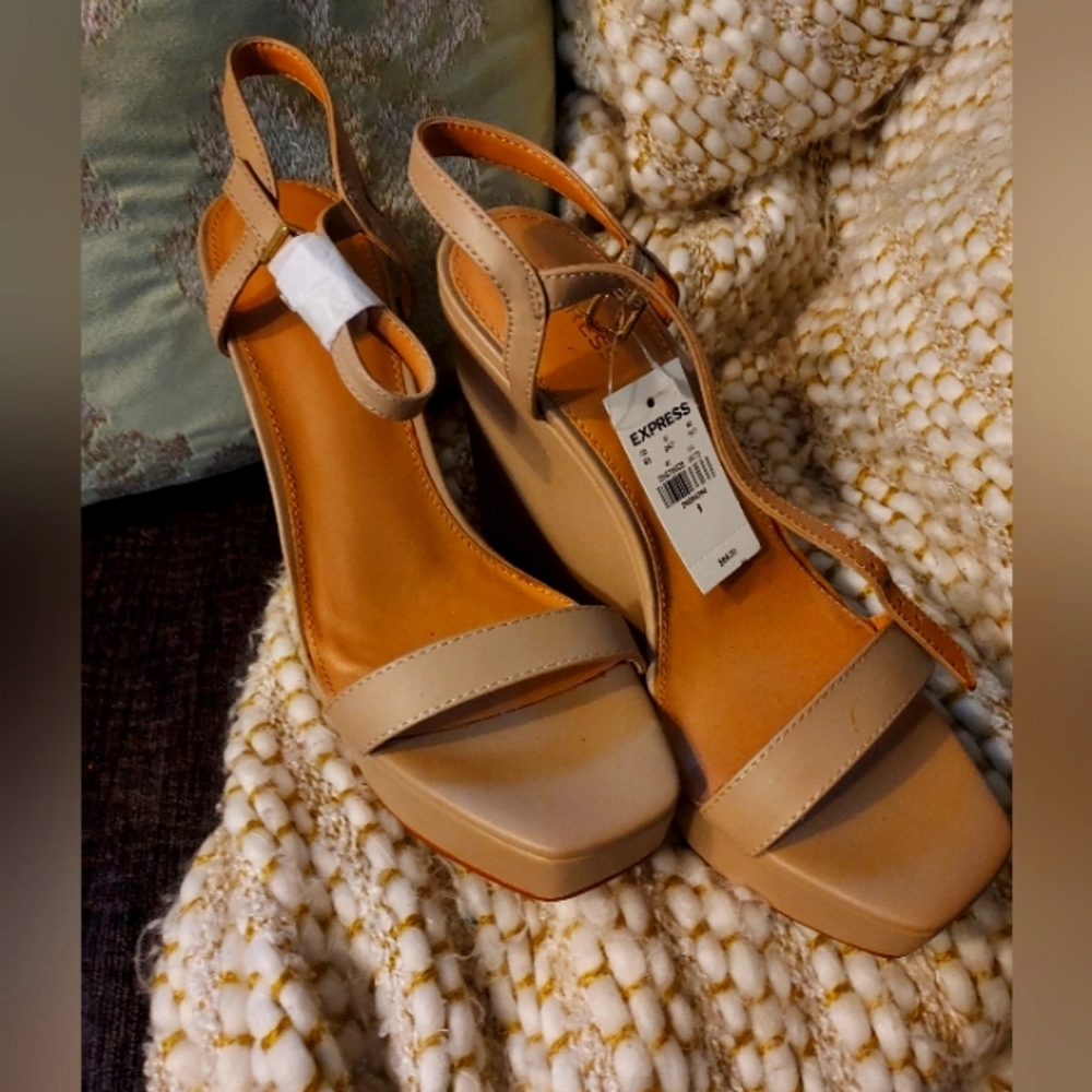 Express NWT wedge